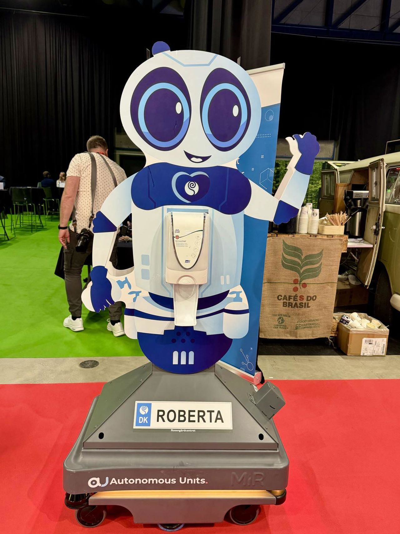 Ein robot som har fått namnet Roberta.