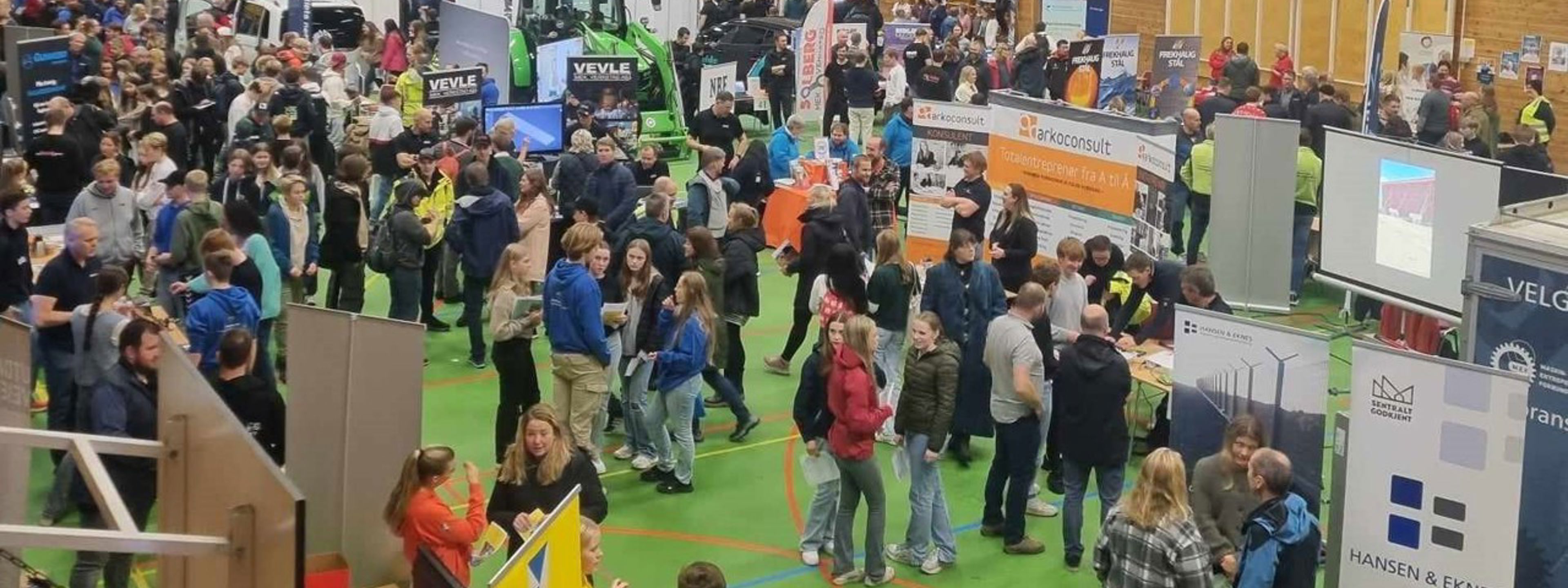 Bilde av utstillarar og besøkande på Jobb- og utdanningsmessa i Osterøyhallen 2022.