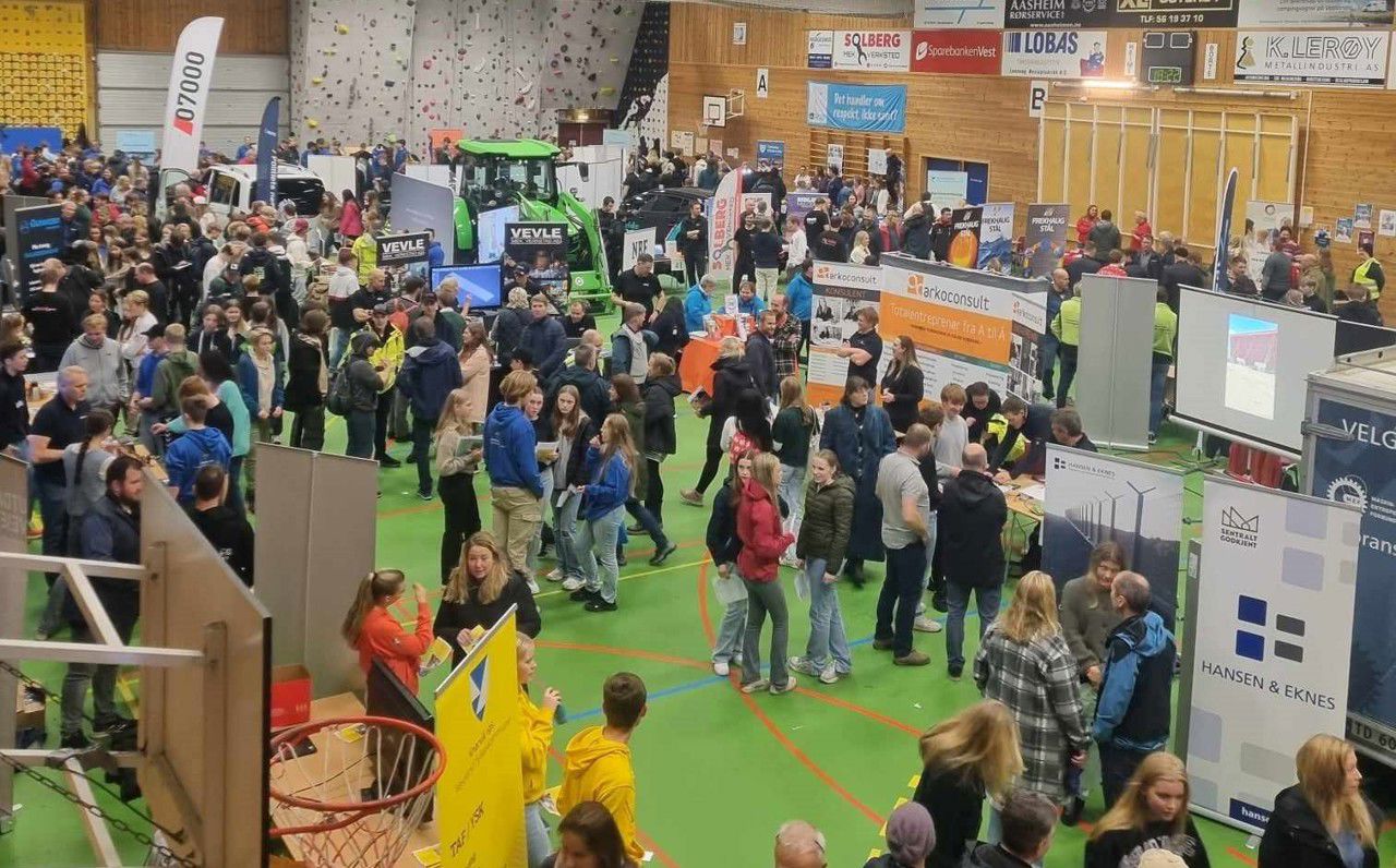 Bilde av utstillarar og besøkande på Jobb- og utdanningsmessa i Osterøyhallen 2022.
