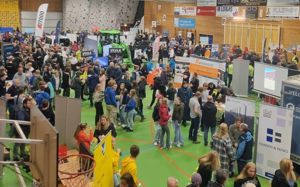 Bilde av utstillarar og besøkande på Jobb- og utdanningsmessa i Osterøyhallen 2022.