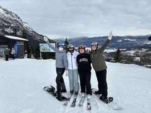 Fire jenter som står på slalomski påVoss