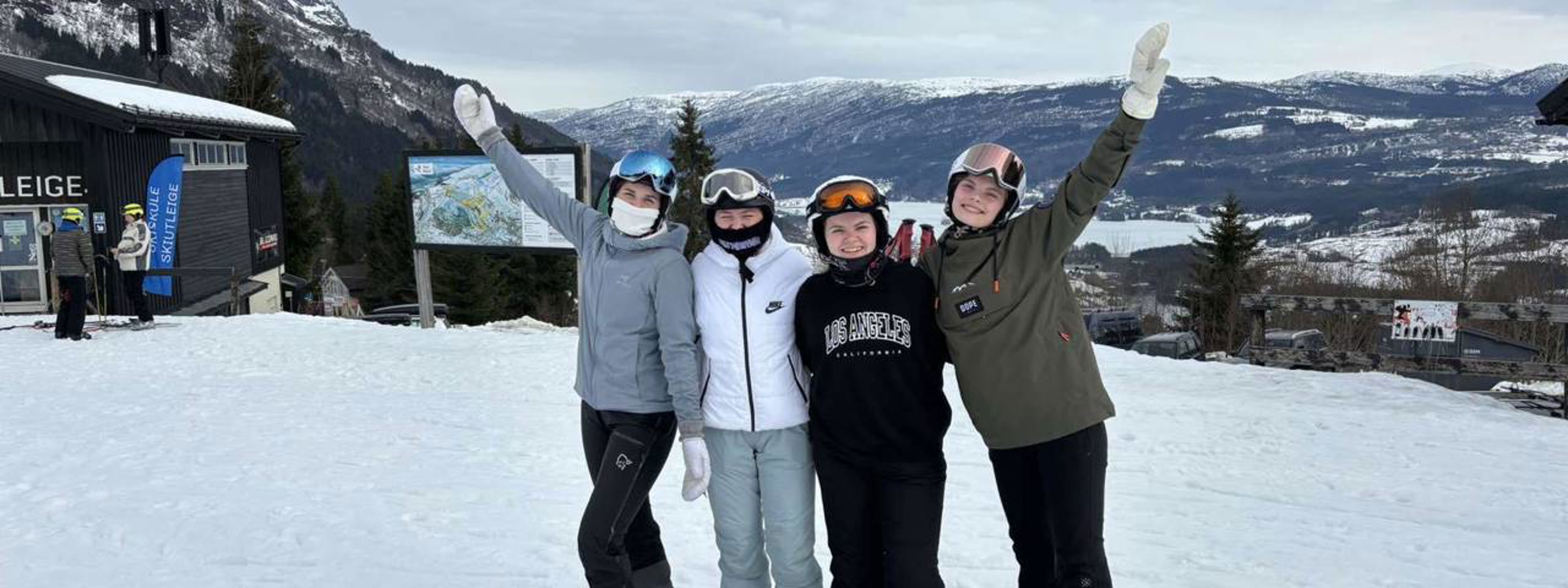 Fire jenter som står på slalomski påVoss