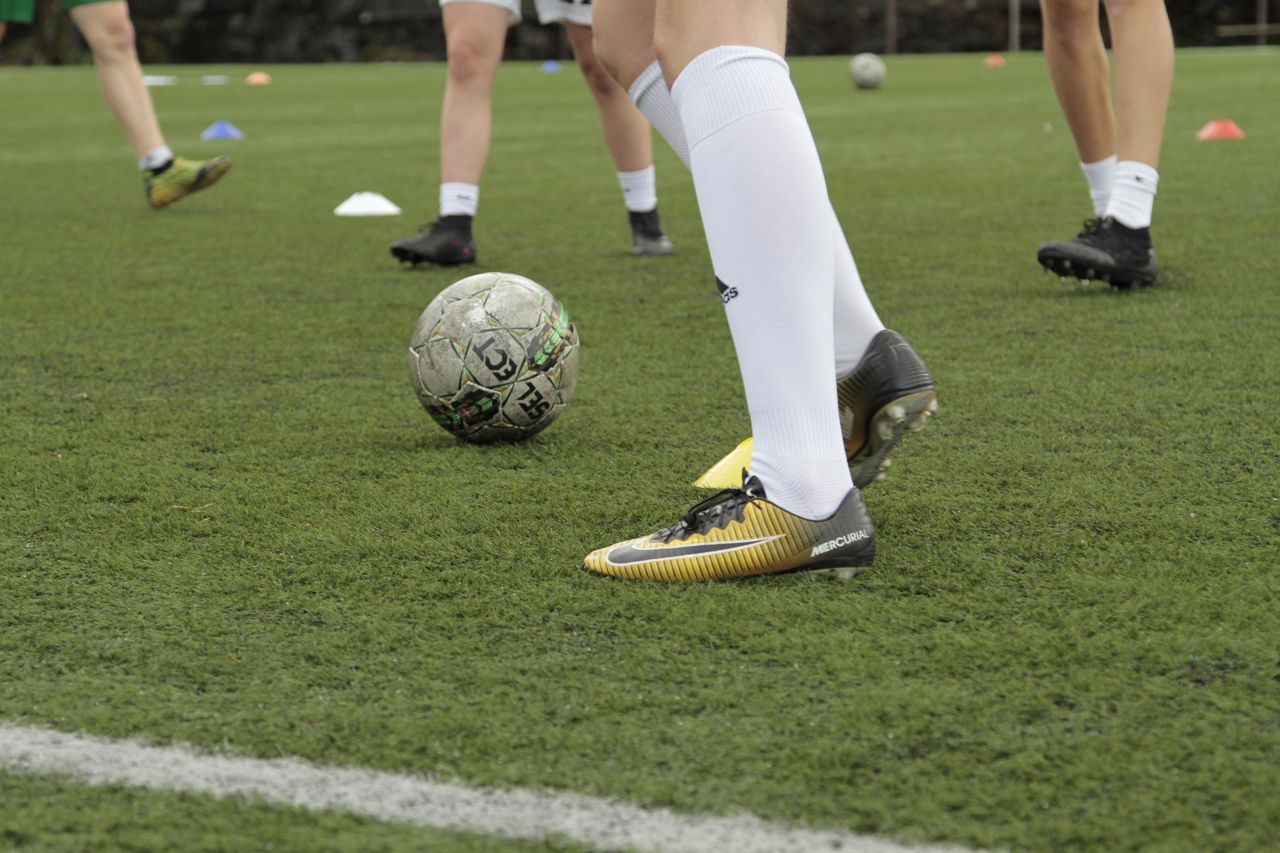Føttene til elevar på Toppidrett fotball som spelar fotball