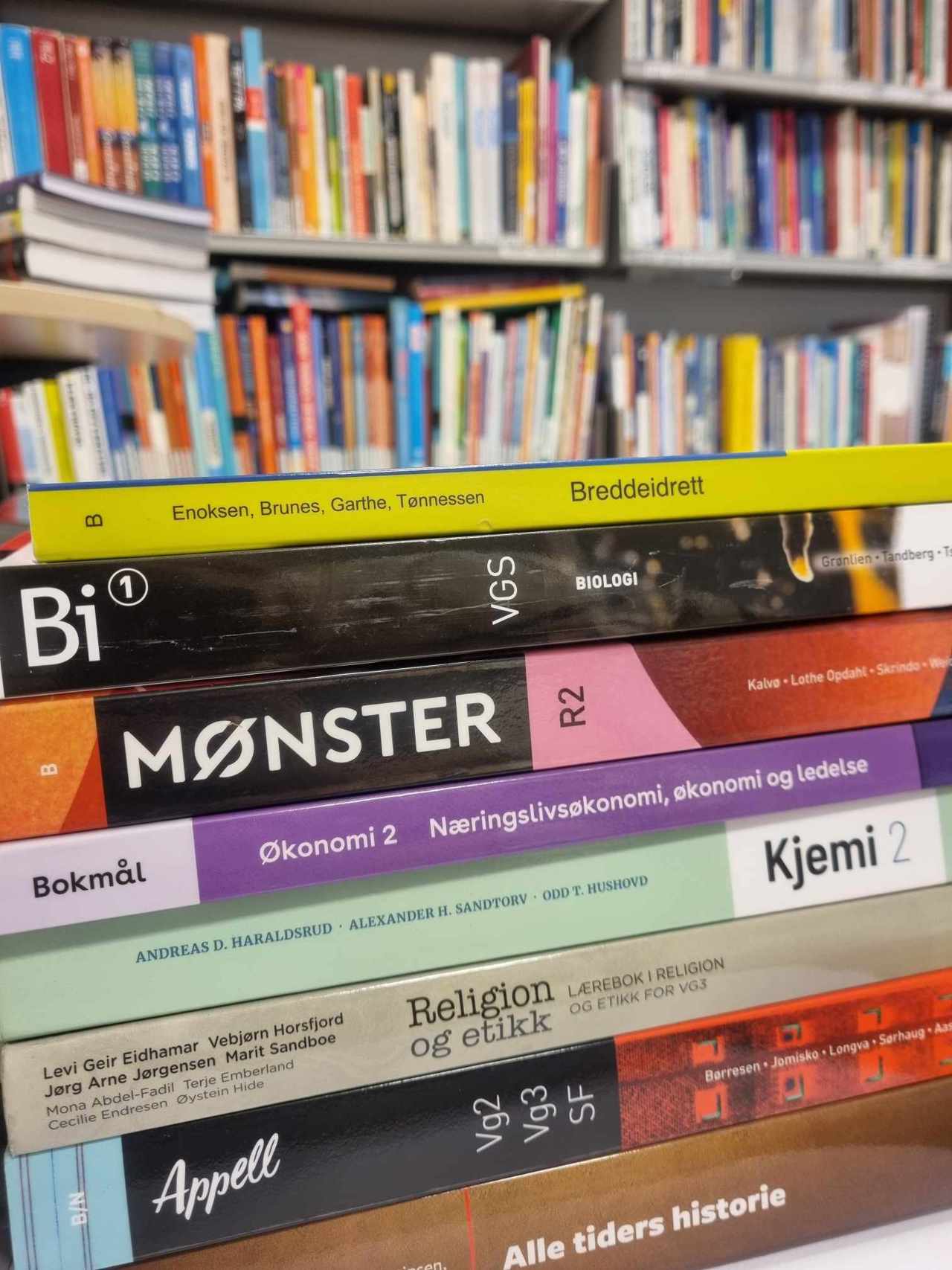 Bilete av bøker på eit bord i biblioteket