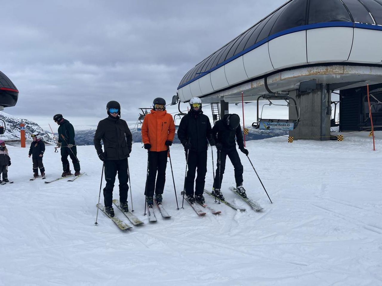 Fire gutter på slalom i skibakken