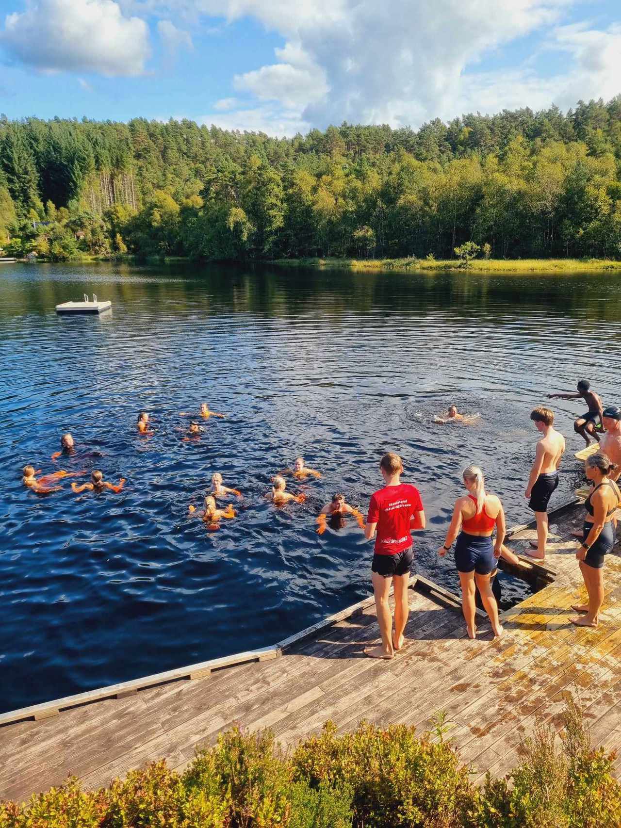 Bilde av elevar som gjer seg klar til svømmeetappen av triatlon.