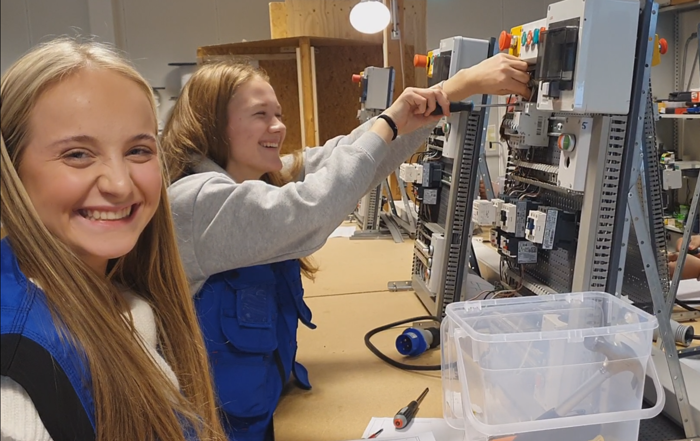 To jenter som får praktisk undervisning på Elektro og datateknologi
