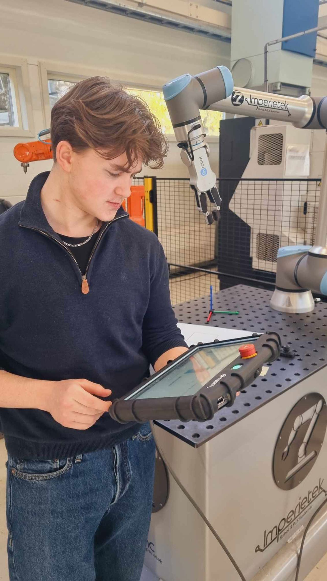 Elev som programmerar ein robot