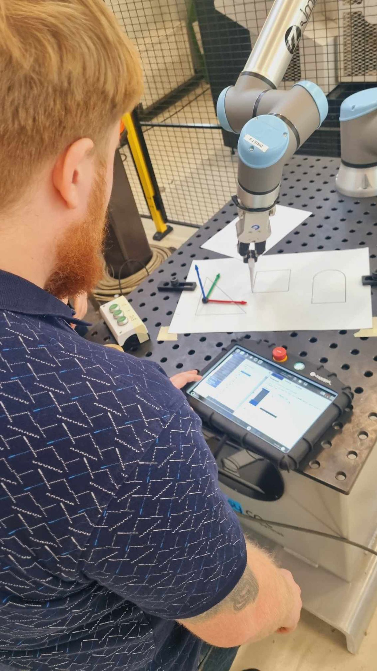 Elev som jobbar med ein av robotane