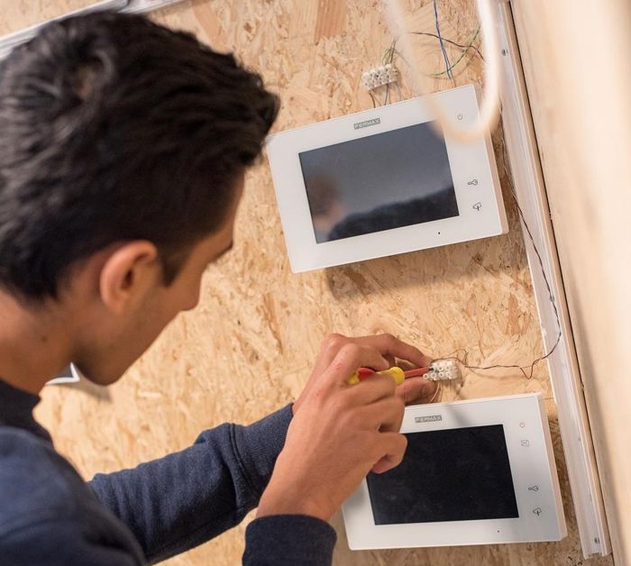 Bilete av ein elev som har praktisk undervisning i verkstedet