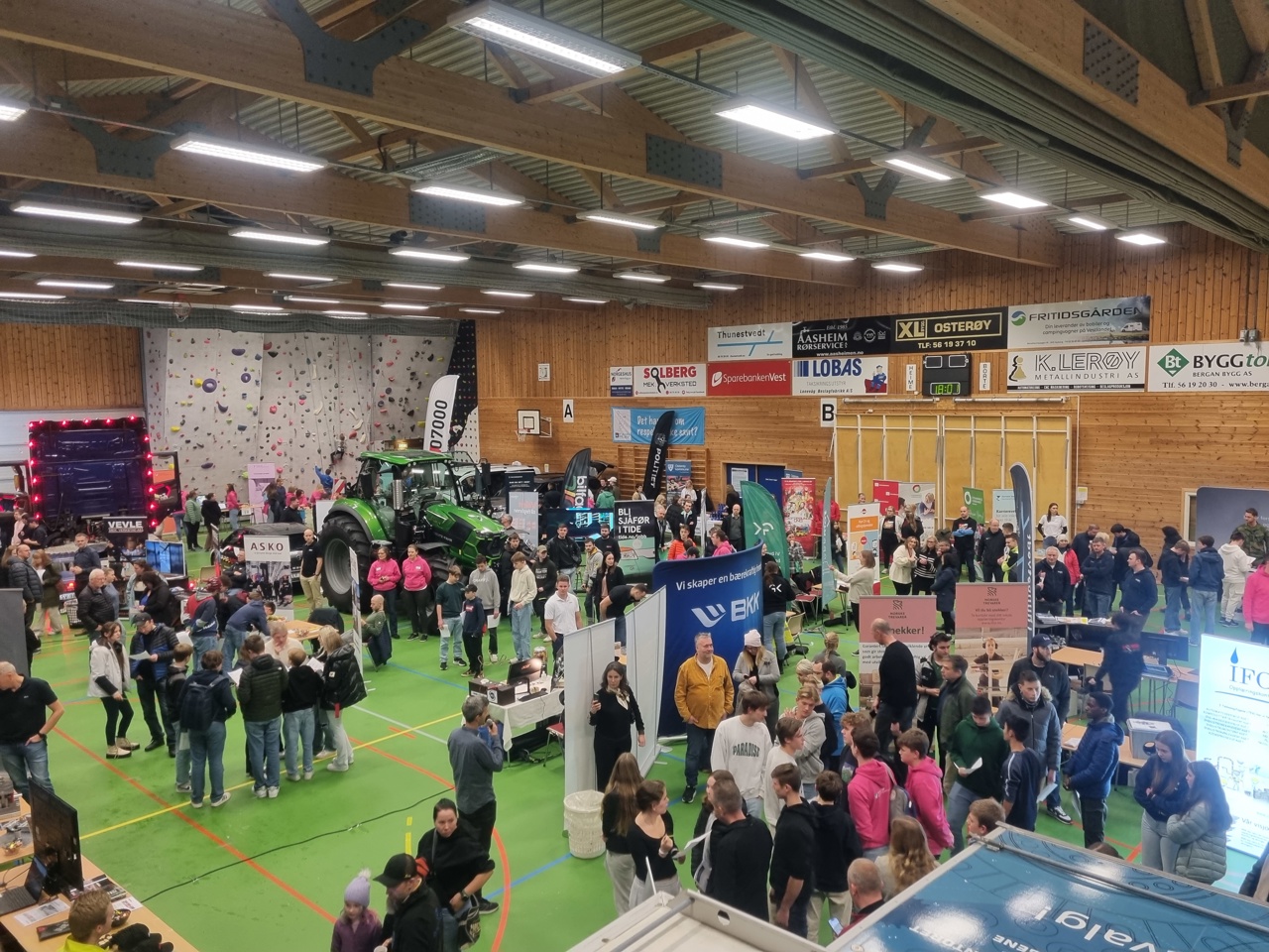Oversiktsbilde fra Osterøyhallen som viser utstillarar og besøkande på Jobb- og utdanningsmessa.