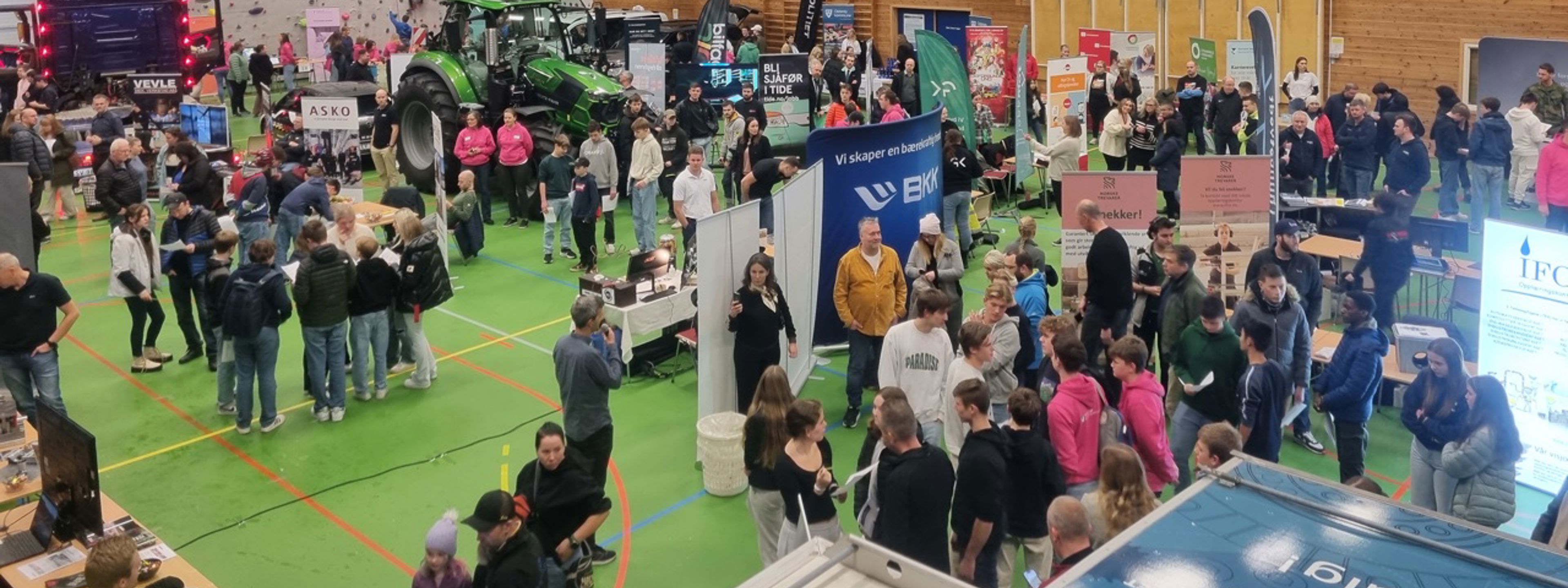 Oversiktsbilde fra Osterøyhallen som viser utstillarar og besøkande på Jobb- og utdanningsmessa.