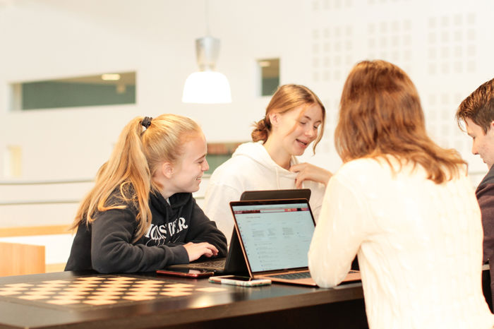 Elevar samla rundt eit bord